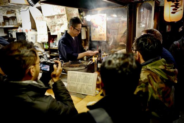 Mensen eten in een Izakaya 