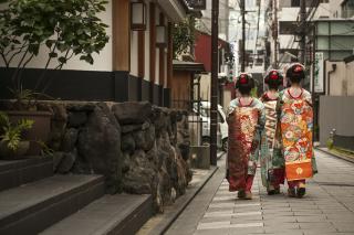 Spot geisha's op de straat van Gion, Kyoto