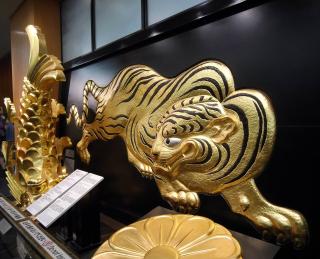 Beroemde tijger bovenop het kasteel van Osaka