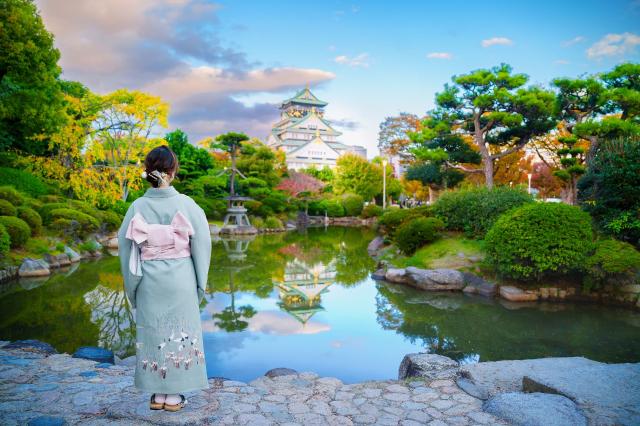 Vrouw in kimono bij het kasteel van Osaka 