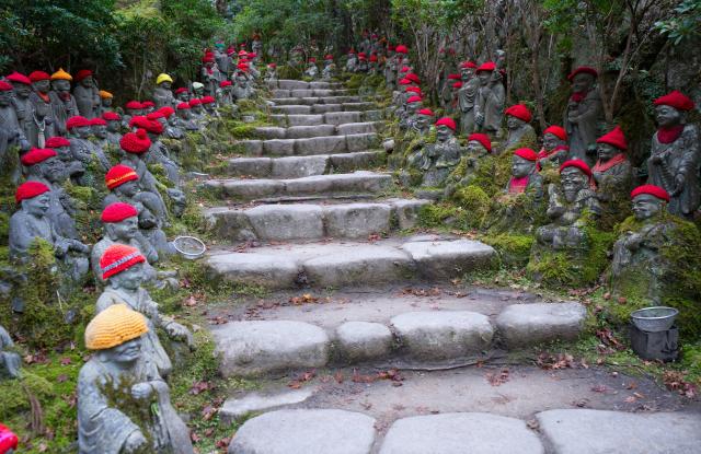 Trappen in een tuin met veel boeddhabeelden gelegen naast de Daishoin-tempel 