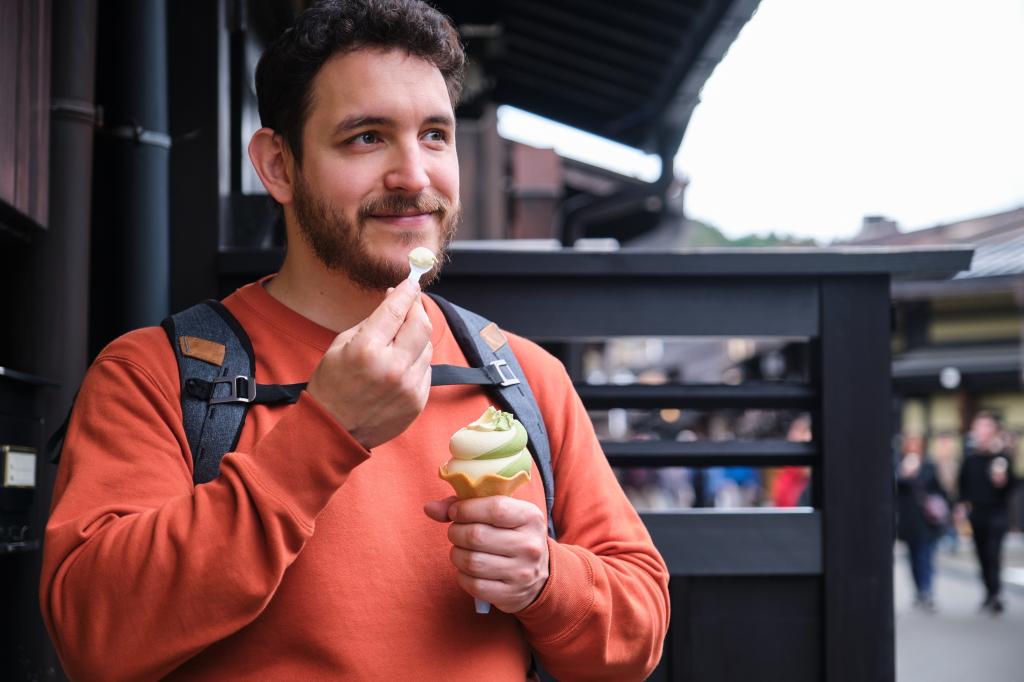 Toerist die geniet van eten in Takayama