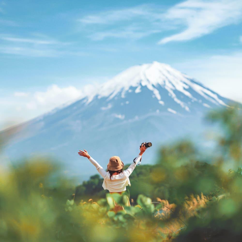 Vrouw voor het meer van Kawaguchi, Mt Fuji, Japan