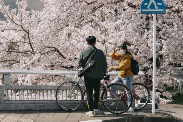 Koppel op de fiets in Kyoto