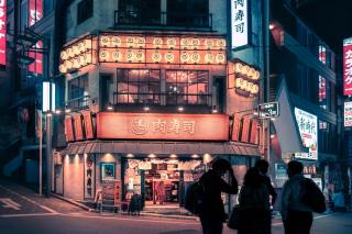 Straatvoedsel in Shibuya bij nacht