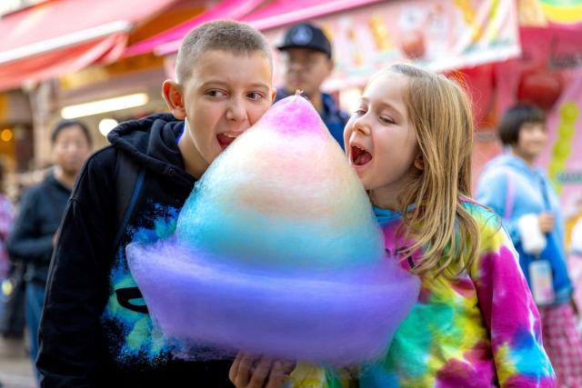 Kinderen genieten van suikerspin in Harajuku, Tokio