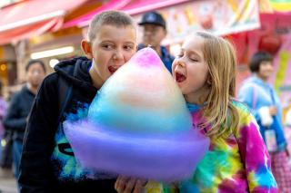 Kinderen genieten van suikerspin in Harajuku, Tokio