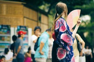 Meisje dat yukata draagt