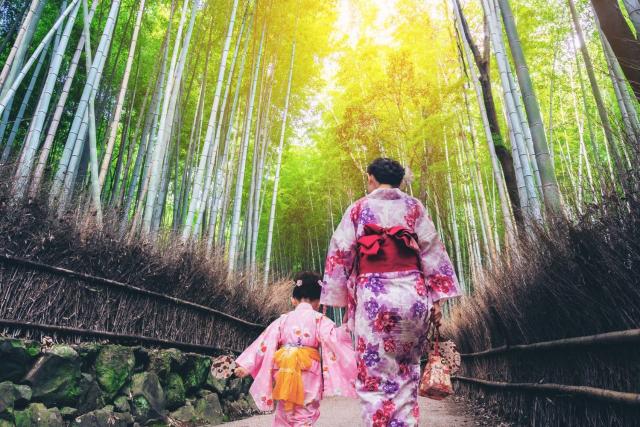 Moeder en dochter verkennen Arashiyama Bamboo Grove