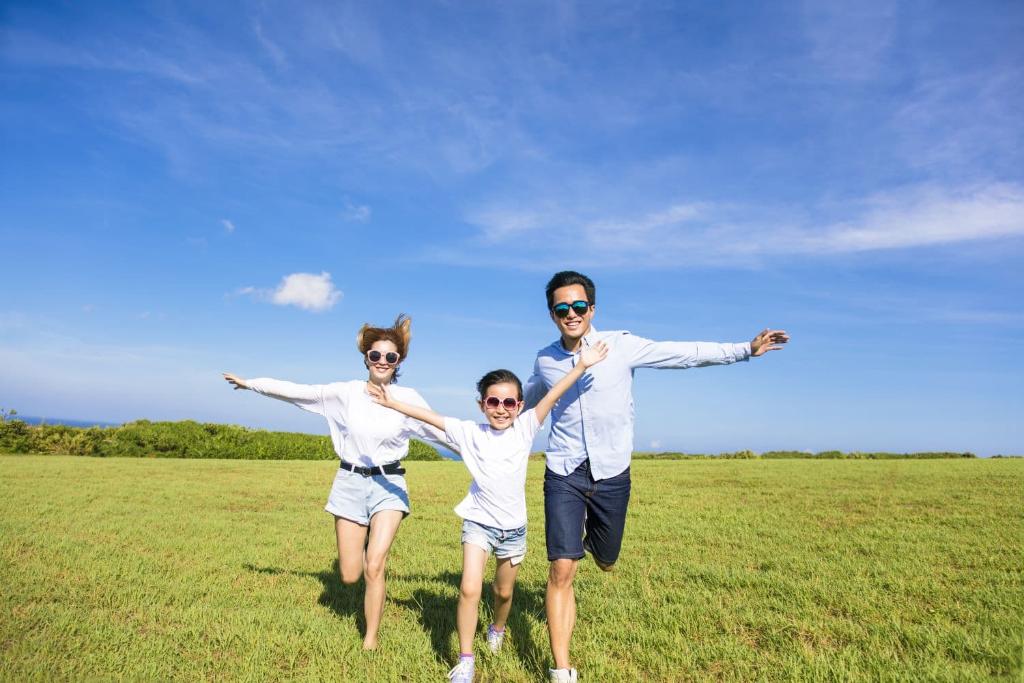 Familie op zomerreis in Japan