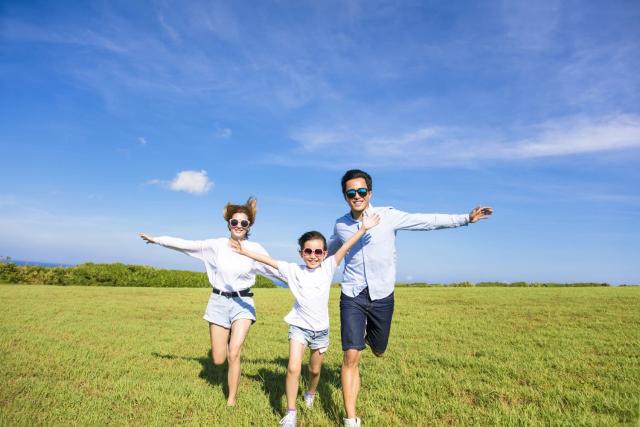 Familie op zomerreis in Japan