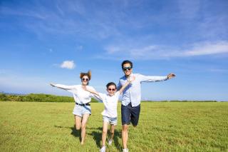 Familie op zomerreis in Japan