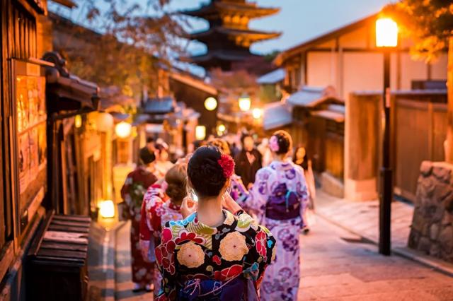 Vrouwen in kimono, Sannenzaka, Kyoto