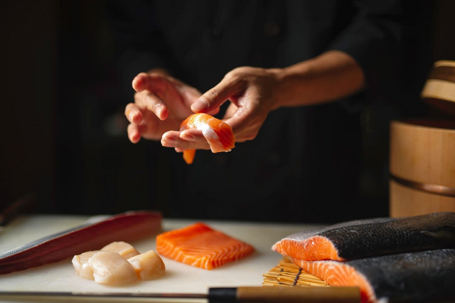 Chef-kok bereidt sushi
