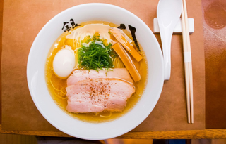 Een stevige kom Japanse ramen