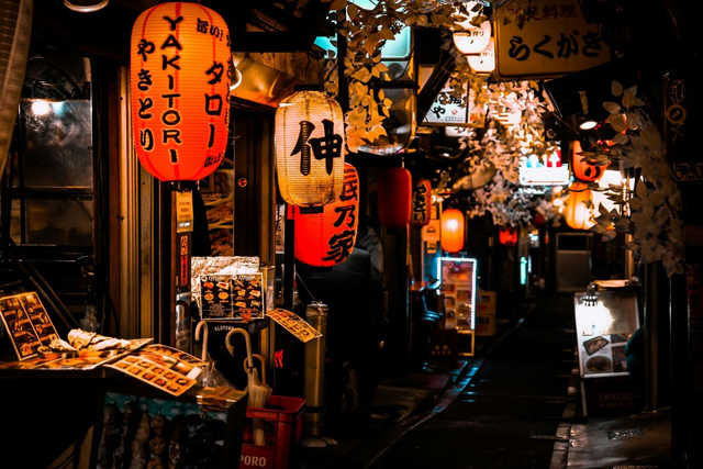 Straat met lokale izakayas in Shinjuku, Tokio
