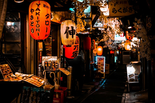 Straat met lokale izakayas in Shinjuku, Tokio