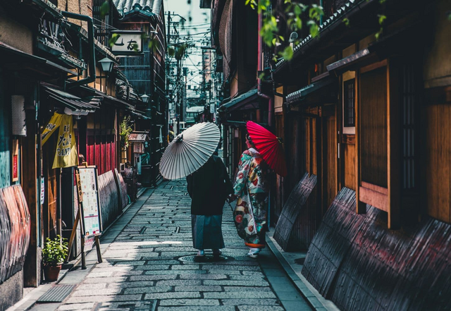 Paar in de oude straten van Kyoto