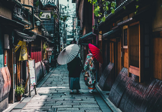 Paar in de oude straten van Kyoto