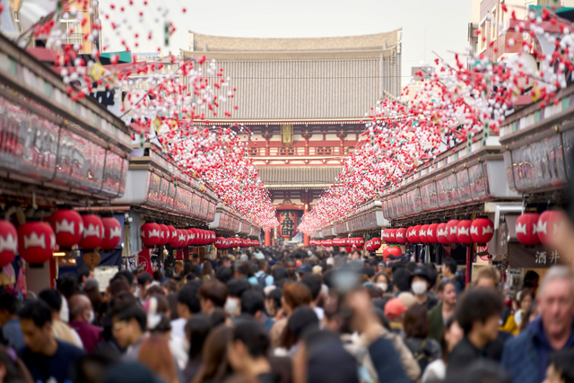 Drukke Nakamise-straat bij de Sensoji-tempel, Tokyo, Japan