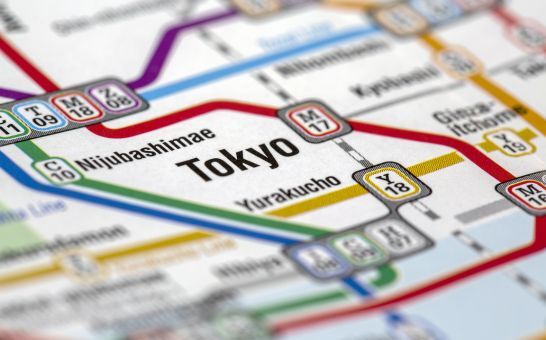 Kaart van het Tokyo metrosysteem met treinlijnen en stations