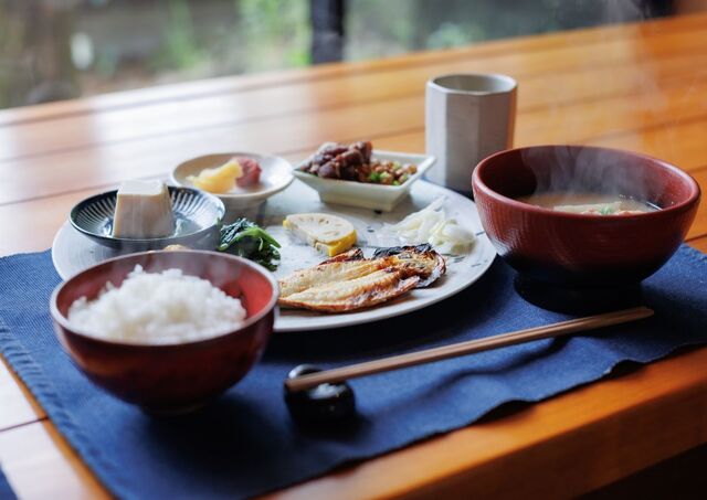 Japans ontbijt met rijst en misosoep