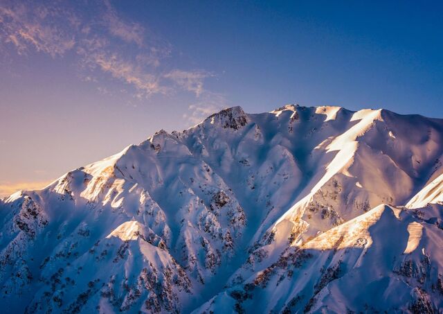 Het berglandschap van Hakuba bij zonsondergang in de winter, Japan