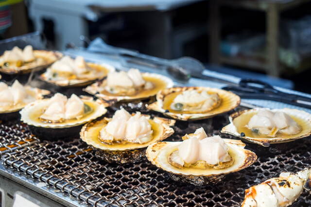 Gegrilde sint-jakobsschelpen op de ochtendmarkt, Hakodate
