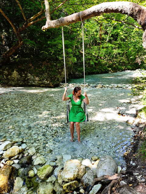 Schommelend boven het water in Edessa National Park, Griekenland