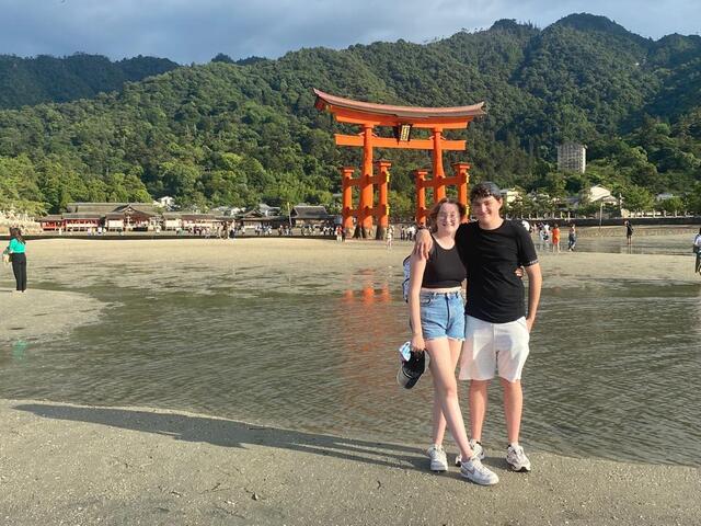 De kinderen bij de torii van de Itsukushima-schrijn op Miyajima