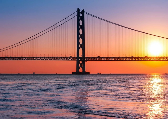 Akashi Kaikyo-brug bij zonsondergang