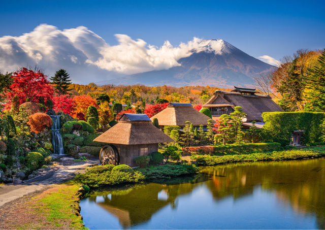 Oshino Hakkai dorp met de berg Fuji in de herfst