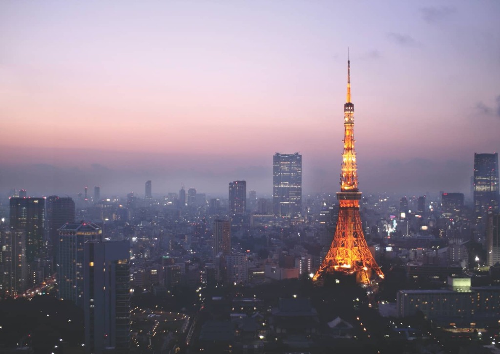 Toren van Tokio 's nachts verlicht