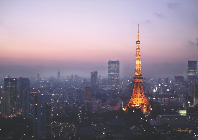 Toren van Tokio 's nachts verlicht