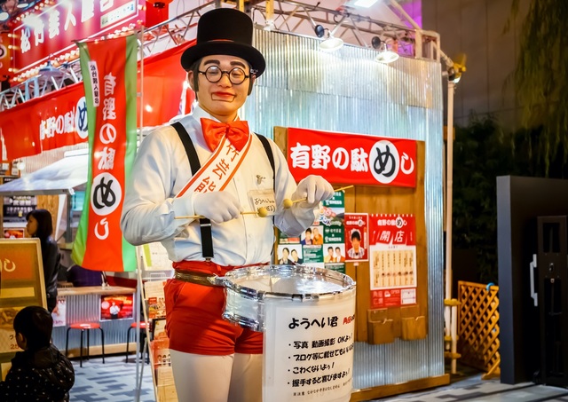 Entertainer treedt op in Dotonbori Street, Osaka