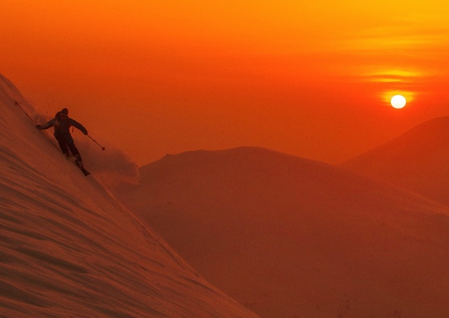 Skiën in Niseko bij zonsondergang