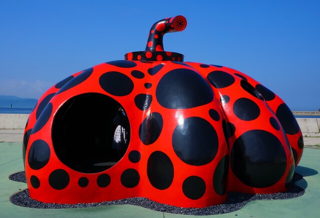 Yayoi Kusama's rode pompoensculptuur, Benesse Art Site, Naoshima