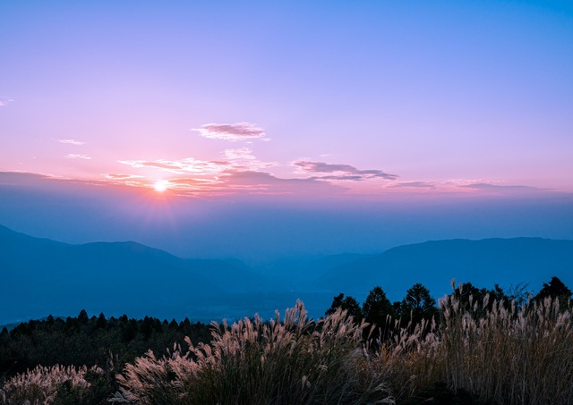 Zonsondergang over Mount Aso’s kraterrand