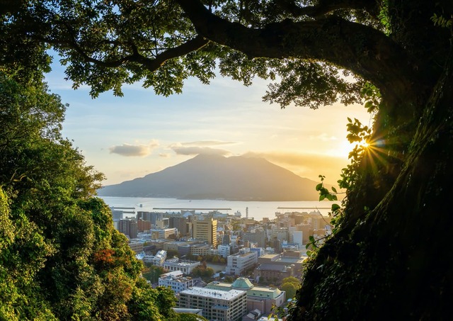 De stad Kagoshima met Sakurajima op de achtergrond