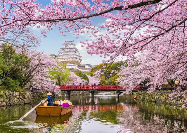Boottocht bij Himeji-kasteel tijdens het kersenbloesemseizoen