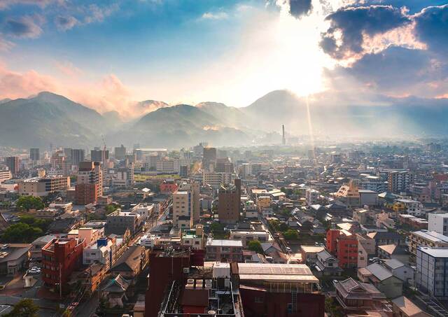 De stad Beppu bij zonsondergang