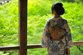 Dame in kimono in Japanse tuin