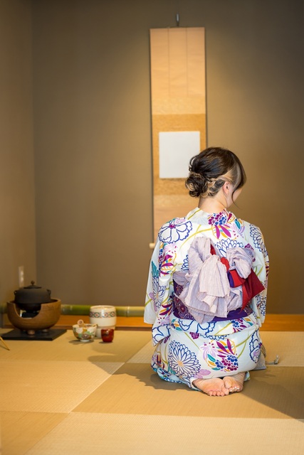 Meisje in yukata in een traditionele theesalon