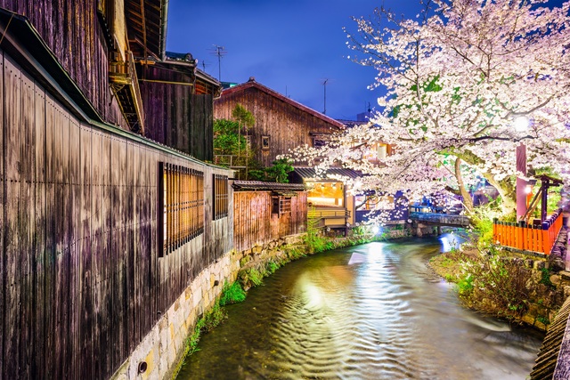 Shirakawa rivier bij nacht in Gion