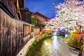 Shirakawa rivier bij nacht in Gion