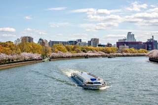 De Aqua Liner op de Ogawa-rivier, Osaka