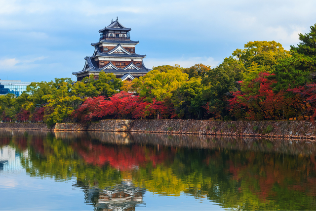 Hiroshima-kasteel in de herfst