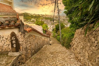 Zonsondergang vanaf de stenen weg van Shurikinjo, Naha, Okinawa