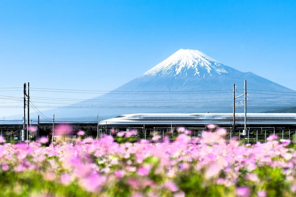 Shinkansen-kogeltrein langs Mt Fuji, Yoshiwara, prefectuur Shizuoka, Japan