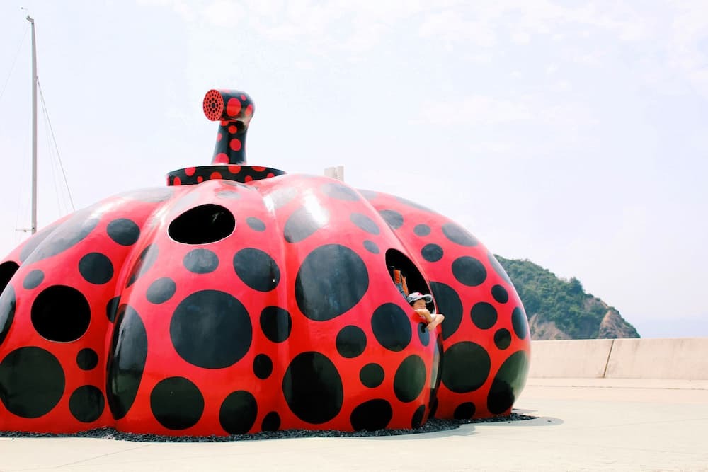 Kusama Yayoi rode pompoen in Naoshima, Japan